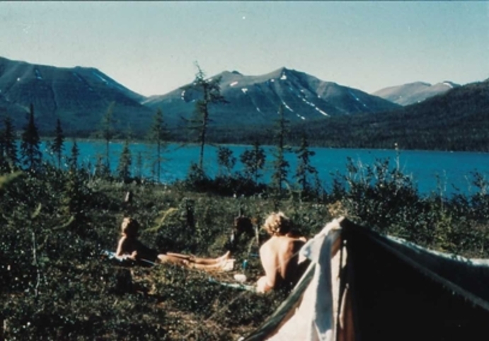 Tábor u jezera